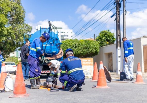Fiscalização identifica ligações irregulares de esgoto na Pajuçara, em Maceió