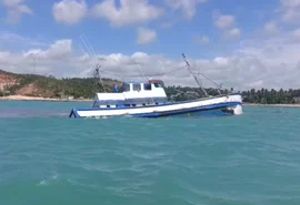 Embarcação 'pirata' afunda e deixa manchas de óleo na Praia de Japaratinga