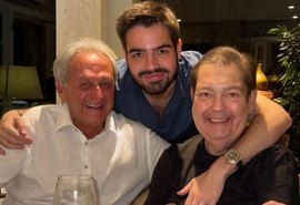 Faustão surge sorridente em foto rara publicada no Natal