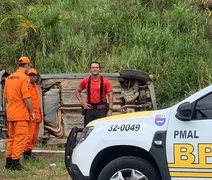 Idoso de 70 anos fica preso às ferragens após capotamento na AL-101 Norte