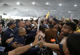 Manifestantes tentam invadir área da COP30 e causam fechamento temporário da Zona Azul