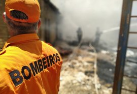 Mulher morre carbonizada após incêndio em casa