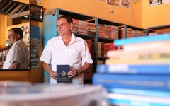 Qual o real valor de um livro? Leomar segura um García Márquez (Foto: Lucas Ferreira)
