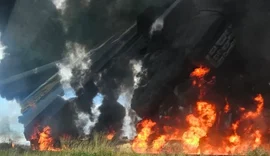 Caminhão tomba, explode e interdita BR-101 nos dois sentidos entre São Miguel e Luziápolis