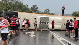 Ônibus com torcedores do Flamengo tomba e deixa feridos no Rio