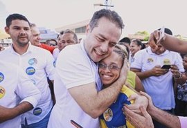 Renan Filho promete obras durante caminhada