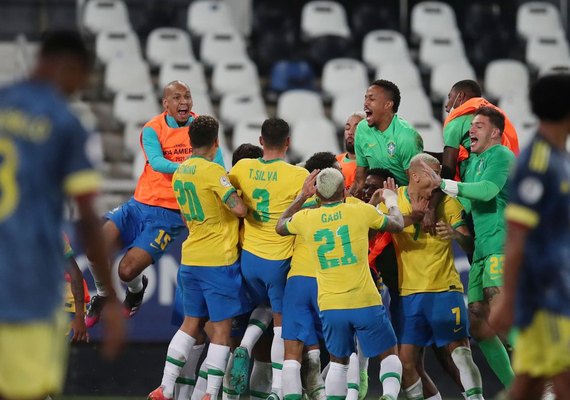 Brasil vence Colômbia em duelo com gol no último minuto de jogo