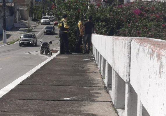 Agentes da SMTT salvam jovem de 19 anos que queria pular de ponte em Maceió﻿