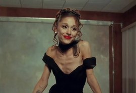 Ariana Grande fará pausa após críticas e deixa musical em Londres