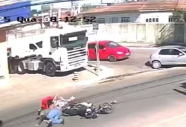 Vídeo: Homem avança cruzamento e foge ao colidir com casal em Arapiraca