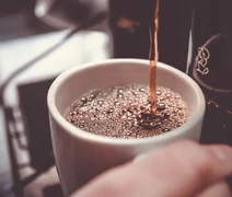 Beber duas a três xícaras de café por dia reduz risco de doenças cardíacas; entenda