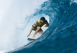 Yago Dora é campeão mundial de surfe profissional