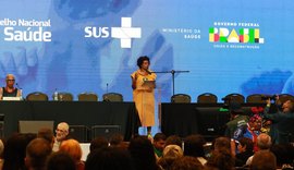 Ministra recebe manifestações de apoio ao abrir Conferência de Saúde