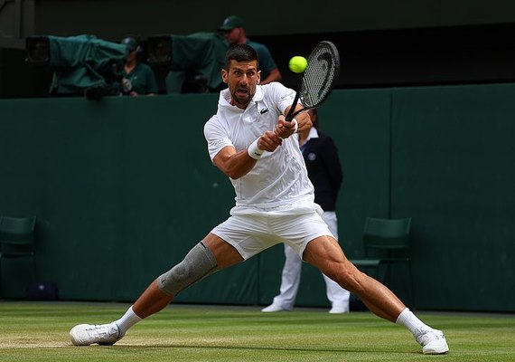 Sem piedade, Alcaraz bate Djokovic e é bicampeão consecutivo de Wimbledon