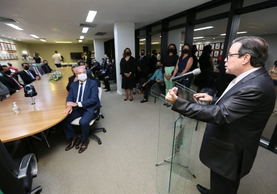 Tutmés Airan toma posse como governador interino de Alagoas