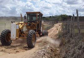 Prefeitura de Anadia realiza recuperação de estradas da zona rural