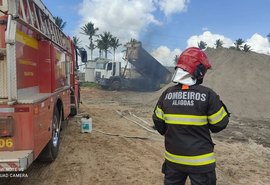 Caminhão colide em poste da rede elétrica e provoca incêndio