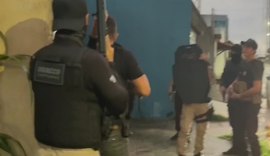 Operação mira facção no Francês e termina com cinco presos