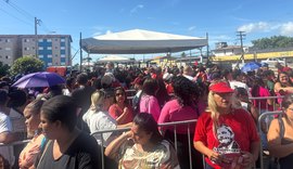 Público chega a Santa Amélia para ver o presidente Lula, em Maceió