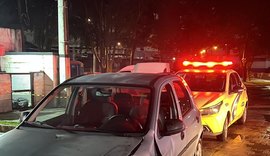 Homem tenta fugir após assalto, bate carro em outro veículo e é preso em Maceió