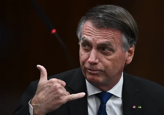 Bolsonaro tem 24 horas para explicar fala de Eduardo sobre vídeos