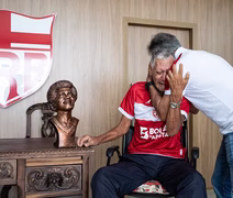 Joãozinho Paulista recebe busto no CT do CRB e se emociona na cerimônia