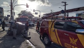 Acidente entre carro e van deixa vítima presa às ferragens em Maceió