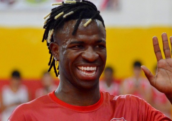 Vini Jr. bate bola em colégio que estudou quando criança; confira