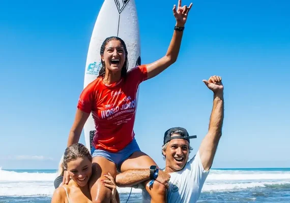 Luana Silva bate japonesa e fatura título do Mundial Júnior de Surfe