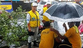 Ronda no Bairro socorre jovem atingida por galho de árvore em Maceió