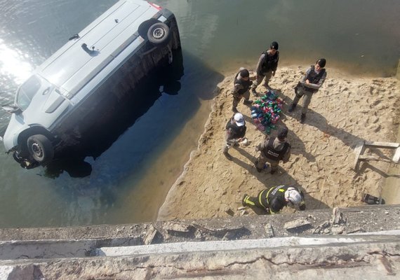 Van bate em ponte, cai em rio e dois ficam feridos, na AL-101 Norte