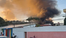 Incêndio atinge galpão abandonado no bairro de Mangabeiras, em Maceió