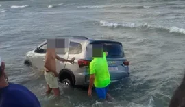Táxi fica submerso após avanço da maré no litoral de Alagoas