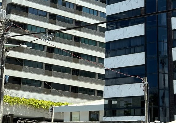 Incêndio destrói cômodos de apartamento na Av. Álvaro Otacílio, em Maceió