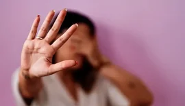 Mãe passa a noite no terraço com os filhos após ameaça de morte, em Maceió