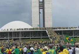 Bolsonaristas enfrentam polícia e invadem prédio do Congresso em Brasília