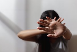 Mulher sofre tentativa de feminicídio em terminal de ônibus em Maceió