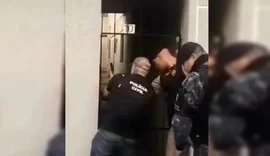 Homem é preso por se masturbar na janela após denúncias de vizinhas