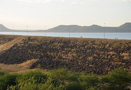 Prefeitura tenta tirar famílias do entorno de barragem no Ceará