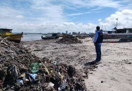 Com alto volume de chuva, toneladas de lixo se acumulam na praia da avenida em Maceió