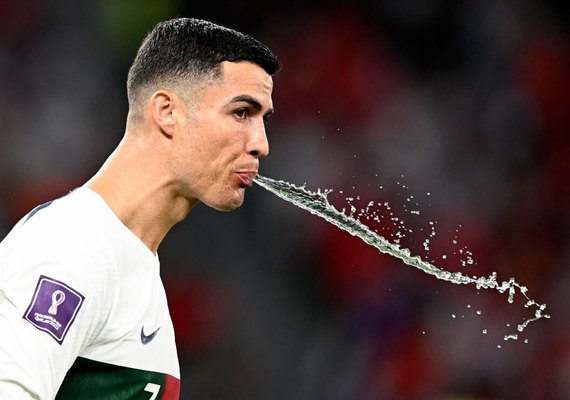Por que jogadores de futebol cospem água e isotônico durante as partidas? Entenda: