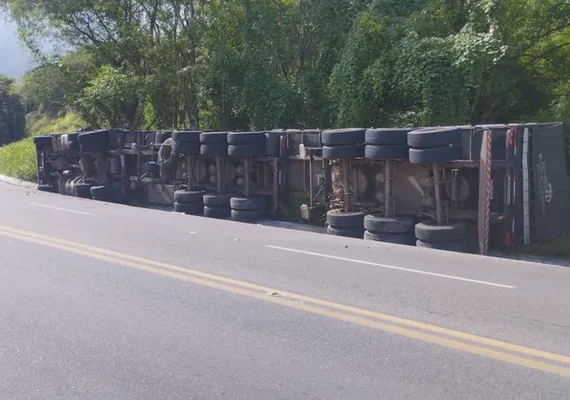 Carreta carregada de granito tomba na Ladeira de Atalaia e deixa motorista ferido