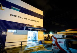 Filho tenta enforcar mãe com fio e é preso em Maceió