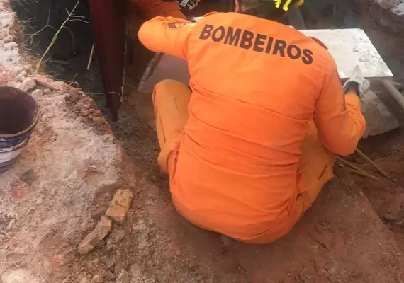 Duas mulheres são resgatadas de fossa de 6 metros no bairro do Santos Dumont