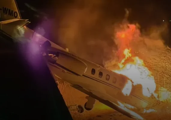 Jato com cantor Rey Vaqueiro sai da pista e se incendeia no RN