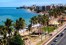 Jovem se afoga na praia da Jatiúca e bombeiros fazem busca