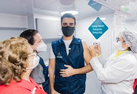 No ônibus da Vacinação, prefeito JHC toma a primeira dose da vacina contra a Covid-19