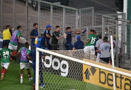 Partida entre CSA e Cruzeiro termina em confusão e dois jogadores são expulsos após briga