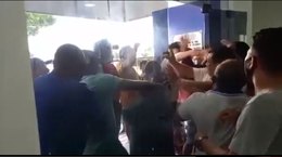 Vídeo: ex-prefeito dá soco em vereador e provoca quebra-pau durante audiência