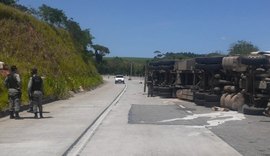 Motorista morre após carreta que transportava carne congelada tombar em Messias